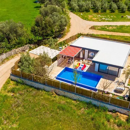 Yagmur Uezuemlue Villa *
