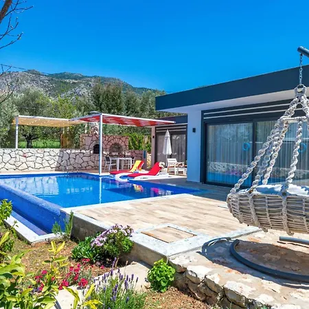 Yagmur Uezuemlue Vila Kaş